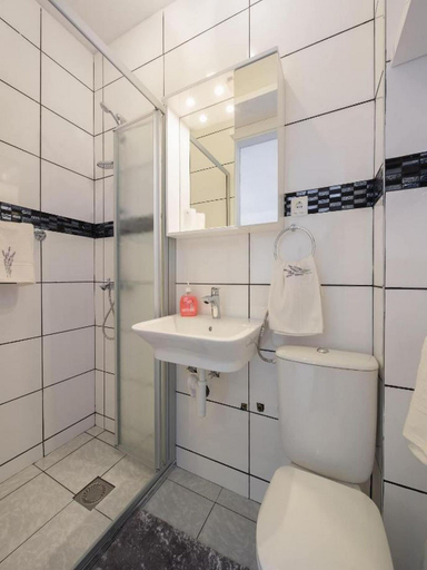 Bathroom 4, La Perla Apartments, Sutivan