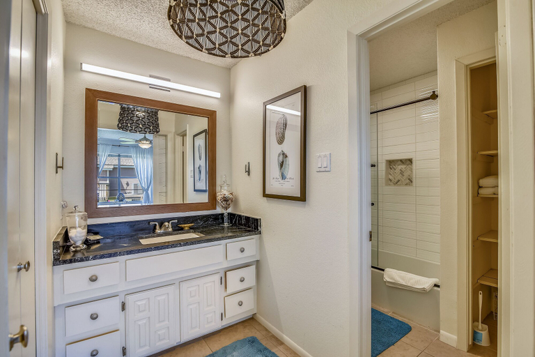 Bathroom 4, Second Wind, Galveston