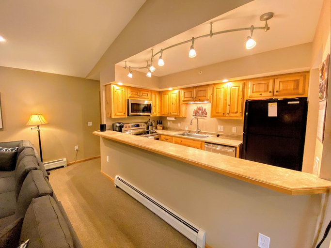 Others 5, O42 Renovated with high class upgrades! Ski access, boot warmer, ski rack, yard, AC, dog friendly!, Coos