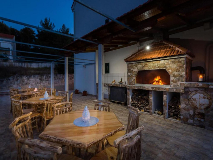 Food & Drinks 5, La Perla Apartments, Sutivan