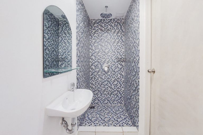 Bathroom 5, Comfort Studio Apartment At Aeropolis Residence, Tangerang