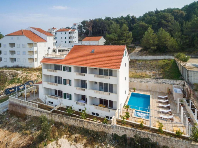 Exterior & Views 2, La Perla Apartments, Sutivan