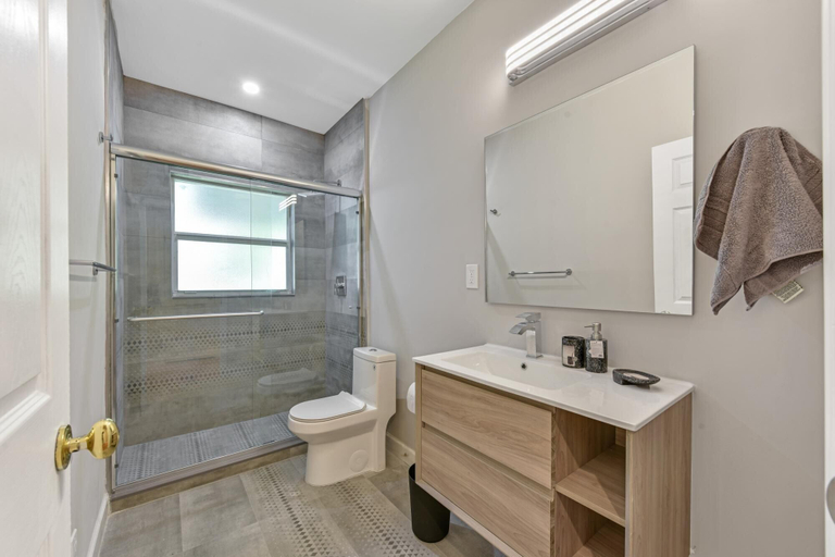 Bathroom 5, Large home king bed by Dream Vacation unit BH, Broward