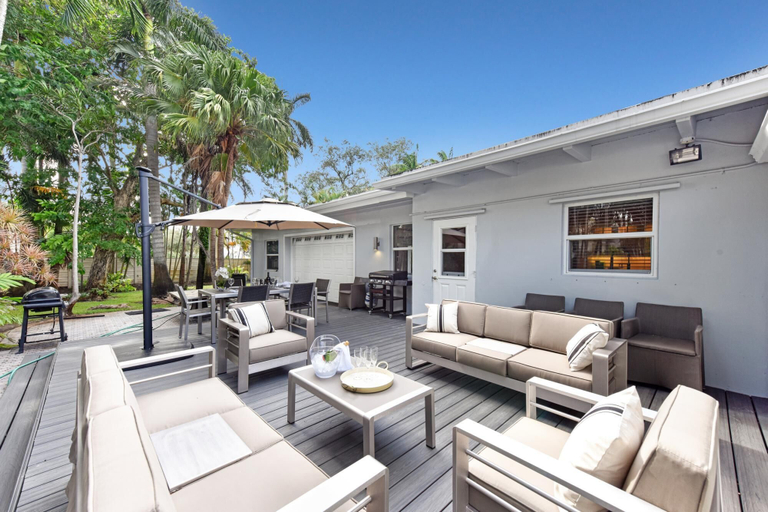 Public Area, Large home king bed by Dream Vacation unit BH, Broward