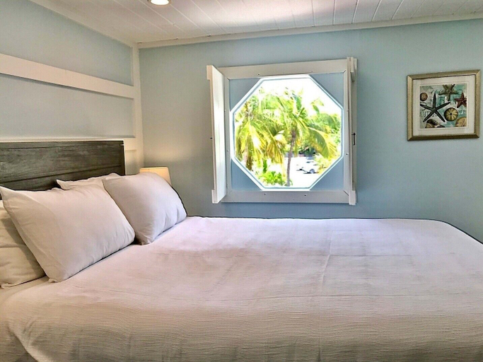Bedroom 1, Mojoe s Villa 7 - Steps From the Beach, Lee