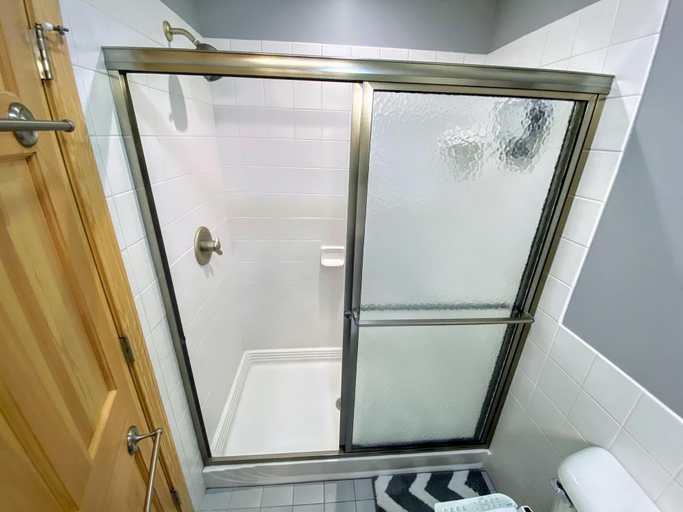Bathroom 4, O42 Renovated with high class upgrades! Ski access, boot warmer, ski rack, yard, AC, dog friendly!, Coos