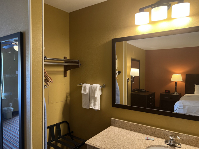 Bathroom 5, SureStay Hotel by Best Western Mt Pleasant, Titus