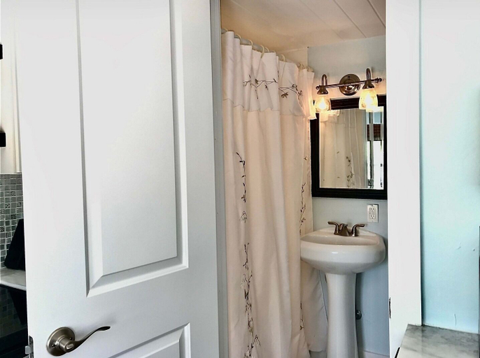 Bathroom 5, Mojoe s Villa 7 - Steps From the Beach, Lee