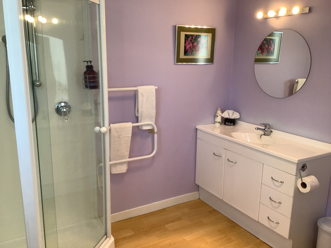 Bathroom 5, Glenmark Holiday Park, Timaru