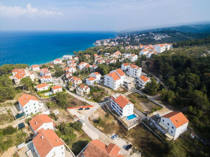 Exterior & Views 2, La Perla Apartments, Sutivan