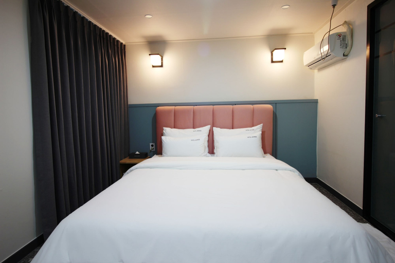 Bedroom 3, Bronze Hotel, Masan