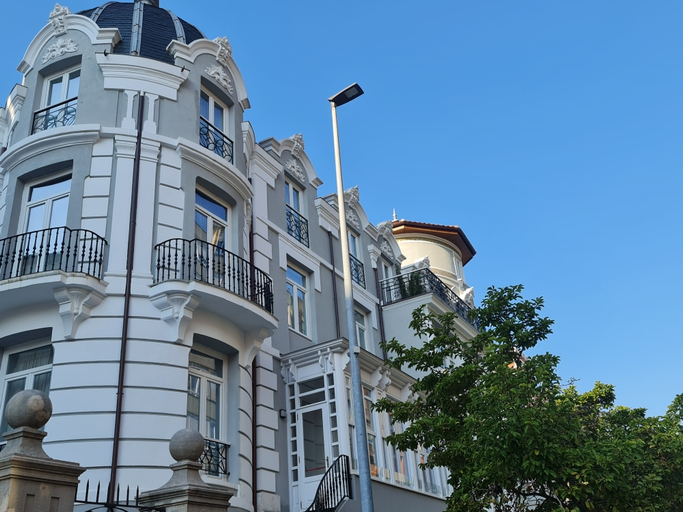 Exterior & Views