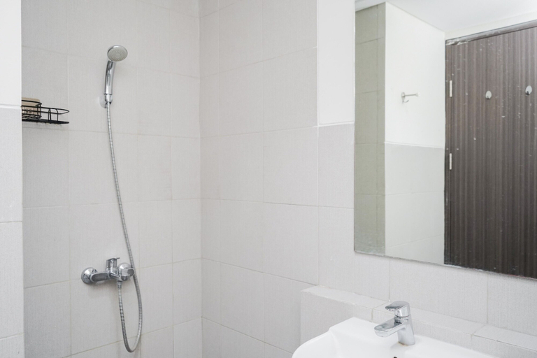 Bathroom 4, Comfy And Minimalist Studio At Bintaro Icon Apartment, South Tangerang