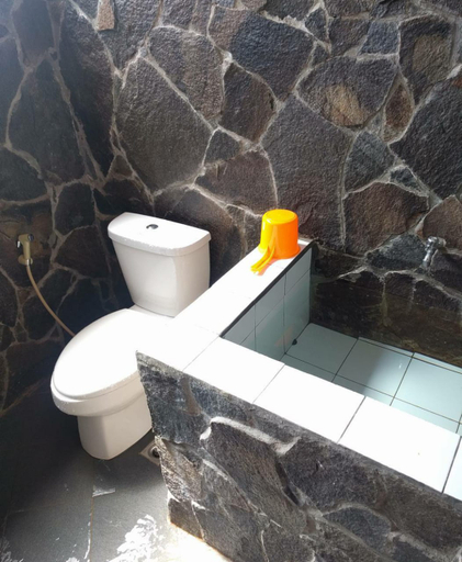 Bathroom 2, Villa Yambo Kemuning with Mountain View and Fishing Spot, Bandung