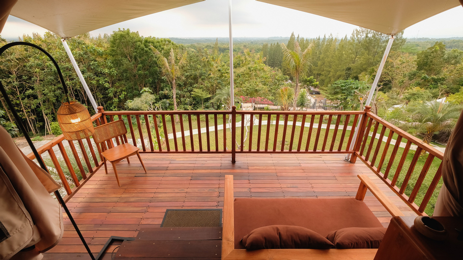 Exterior & Views 12