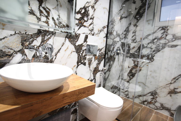 Bathroom 4, Xhonis Apartments, Sarandës