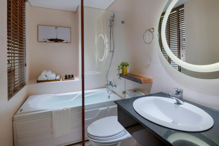 Bathroom 5, Silverland Min Hotel, District 1