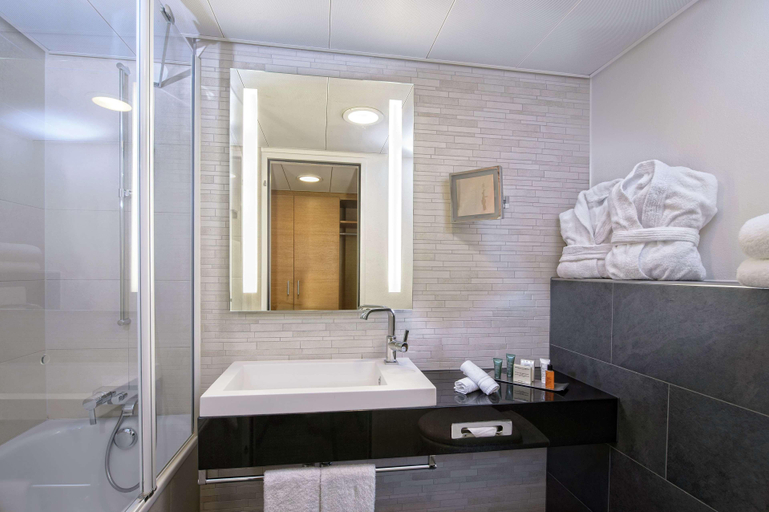 Bathroom 5, Hilton Zurich Airport, Bülach