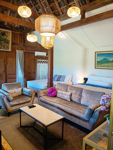 VILLACANTIK Yogyakarta Triple Bed for 6 Persons, Bantul