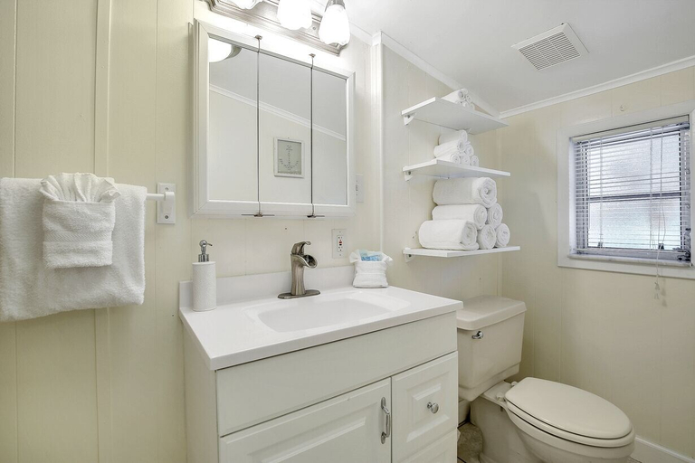Bathroom, Bay Breeze Bungalow, Lee