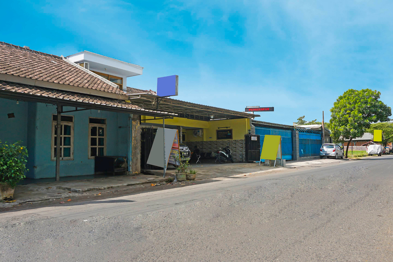 Exterior & Views 2, OYO 91411 Putih Mulia Homestay Syariah, Lumajang