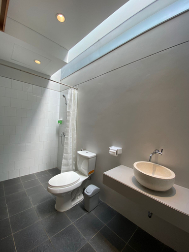 Lenirra Villa & Resto - Bathroom