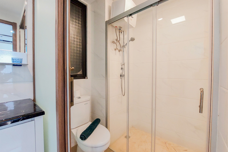 Bathroom 5, Restful and Comfy 2BR at Sky House BSD Apartment By Travelio, South Tangerang