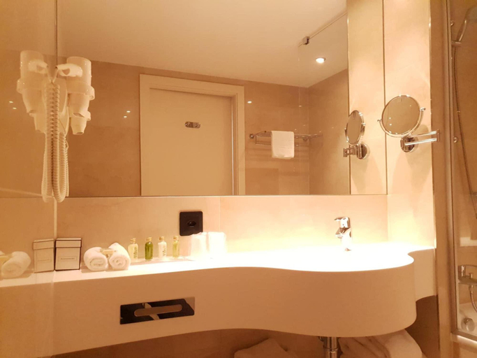 Bathroom 4, Nash Suites Airport Hotel, Genève