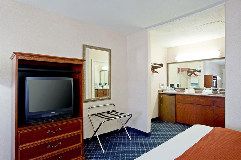 Bedroom 5, Spark by Hilton Santa Nella, Merced