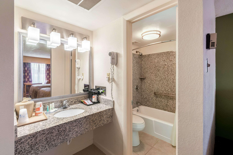 Bathroom 4, Quality Inn Luray, Page