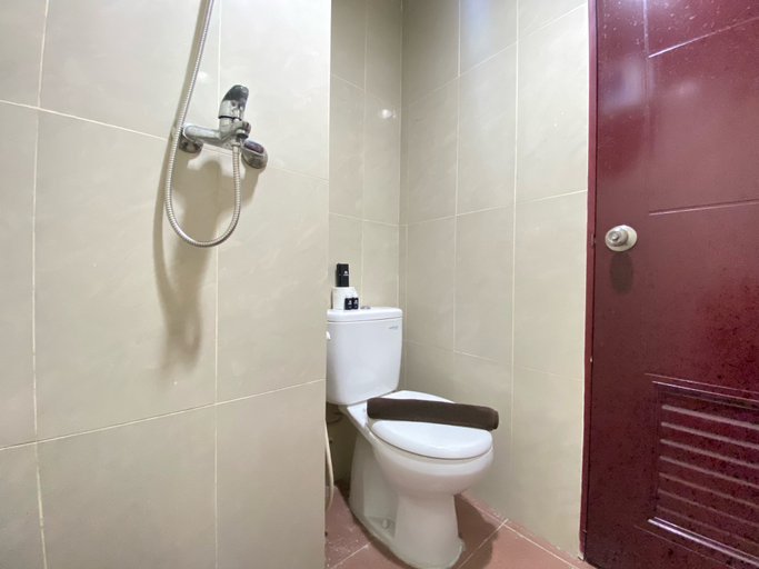 Bathroom 5, Comfy Studio Room at Taman Melati Jatinangor Apartment By Travelio, Sumedang
