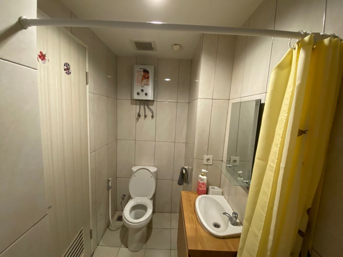 Bathroom 5, Grand Kamala Lagoon Apartment by Indra Property, Bekasi