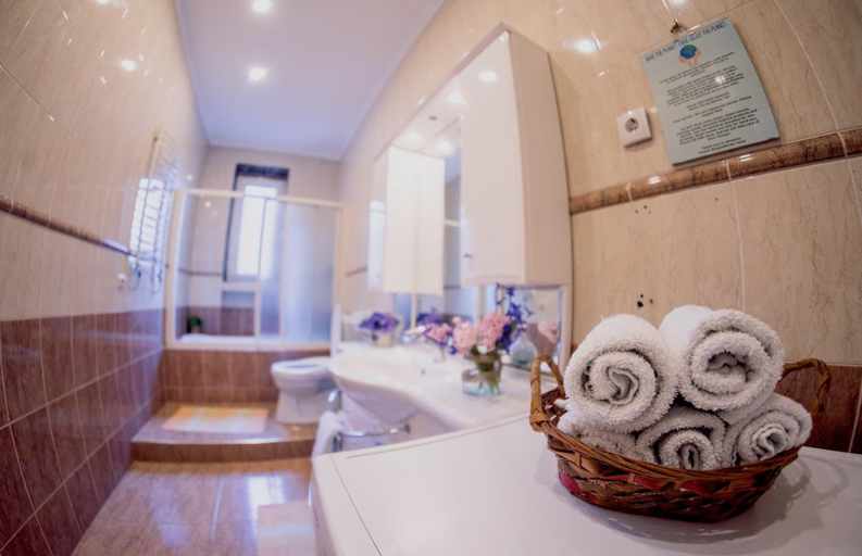 Bathroom 4, Central Four 154m2 Bedroom Apartment or Private Rooms with Shared Bathroom, Belgrade