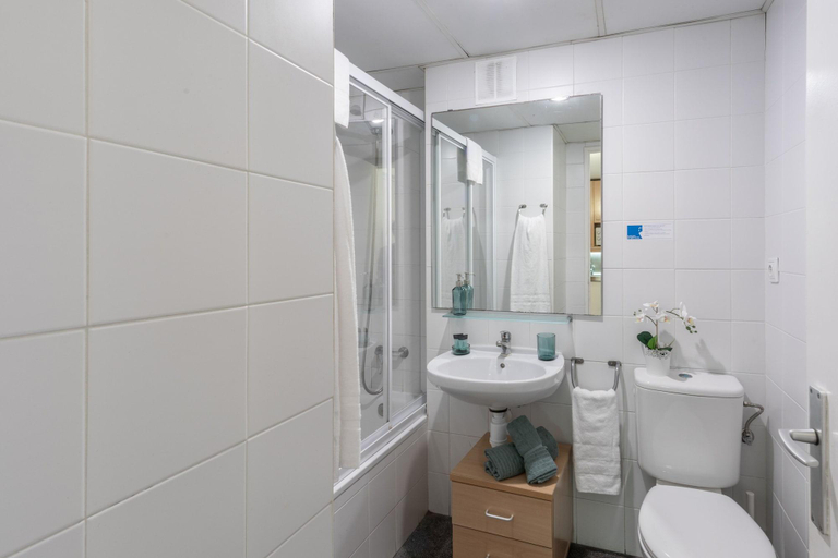 Bathroom 4, Residencia Universitaria Campus del Mar, Barcelona