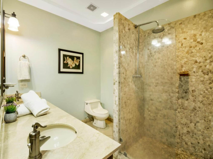 Bathroom 5, Villas by Tekoa, Osa