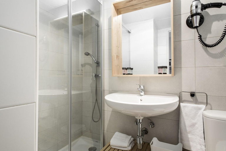 Bathroom 4, Residencia Universitaria Campus del Mar, Barcelona