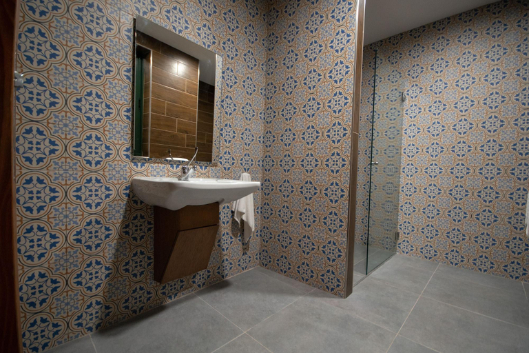 Bathroom 4, 39 St. George