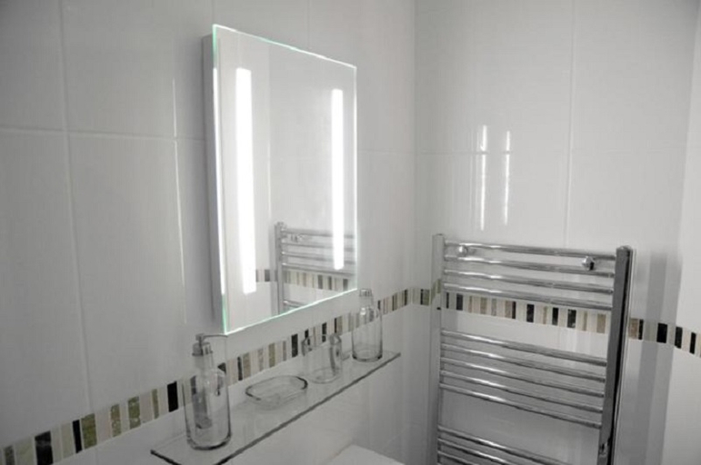 Bathroom 4, The Royal George Hotel, Monmouthshire