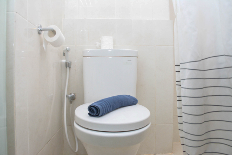Bathroom 5, Nice and Comfy Studio Apartment Capitol Park Residence By Travelio, Jakarta Pusat