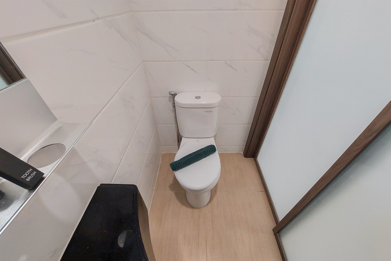 Bathroom 5, Nice and Homey Studio Room at Sky House BSD Apartment By Travelio, Tangerang Selatan