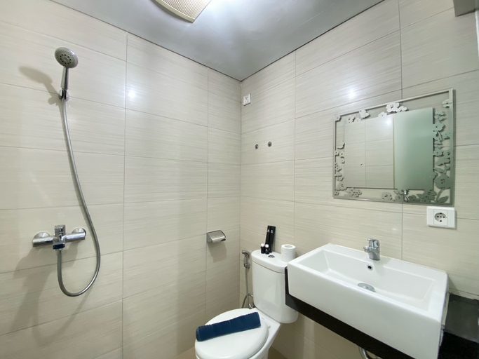 Bathroom 5, Exclusive 3BR at Gateway Pasteur Apartment By Travelio, Bandung