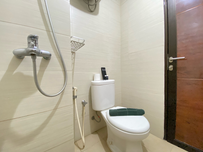 Bathroom 4, Comfy 2BR Apartment at Gateway Pasteur By Travelio, Bandung