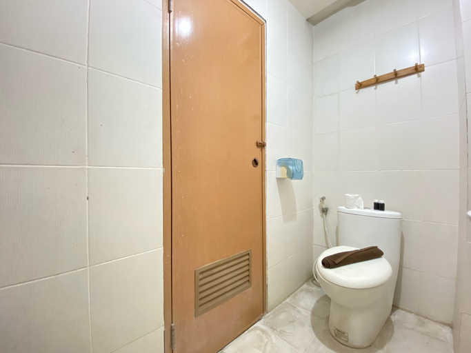 Bathroom 5, Cozy 2BR Apartment at Pinewood Jatinangor By Travelio, Sumedang