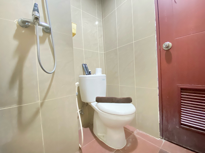 Bathroom 5, Comfy Studio Apartment at Taman Melati Jatinangor By Travelio, Sumedang