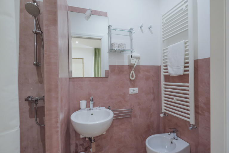 Bathroom 3, Claire, Lecce