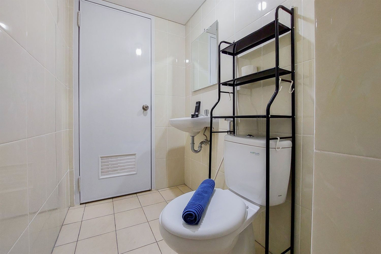 Bathroom 5, Nice and Comfy 2BR Apartment at M-Town Residence near Summarecon By Travelio, Tangerang