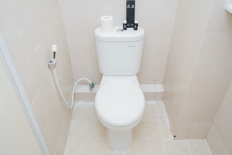 Bathroom 5, Homey Studio Apartment at Green Palm Residence By Travelio, West Jakarta