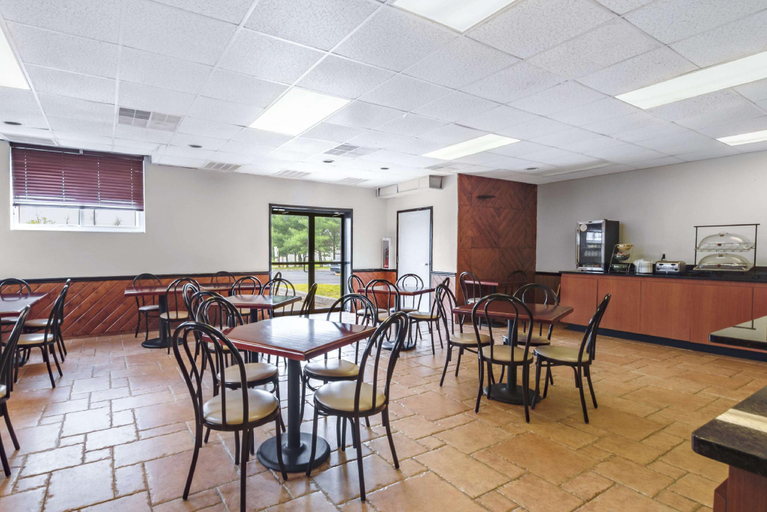 Food & Drinks 4, SureStay Plus Hotel by Best Western McGuire AFB Jackson, Burlington