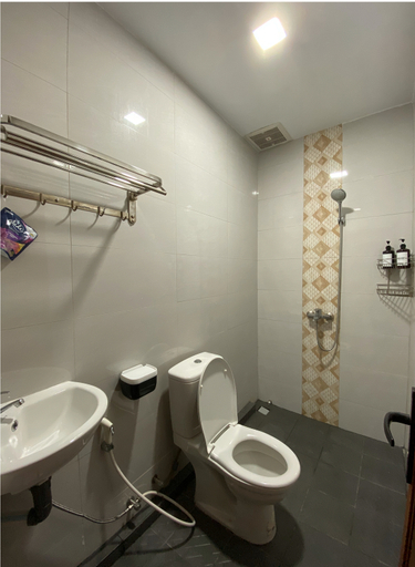 Bathroom, CN Homestay C2 Floor 3 at Nagoya Hill Mall, Batam