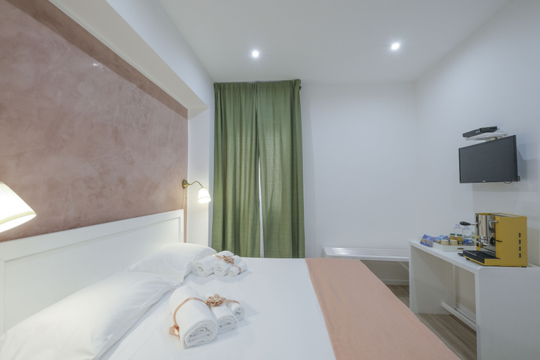 Bedroom 5, Claire, Lecce